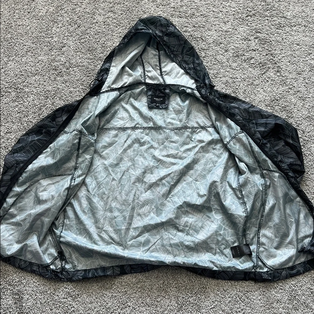 Resolution Women’s Gray Leaf Pattern Hooded Waterproof Windbreaker Jacket Size M